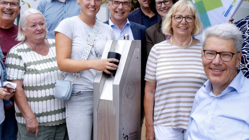 Am Kinderspielplatz vor dem Stadthaus: Erster Trinkwasserbrunnen in Rheinberg ist in Betrieb