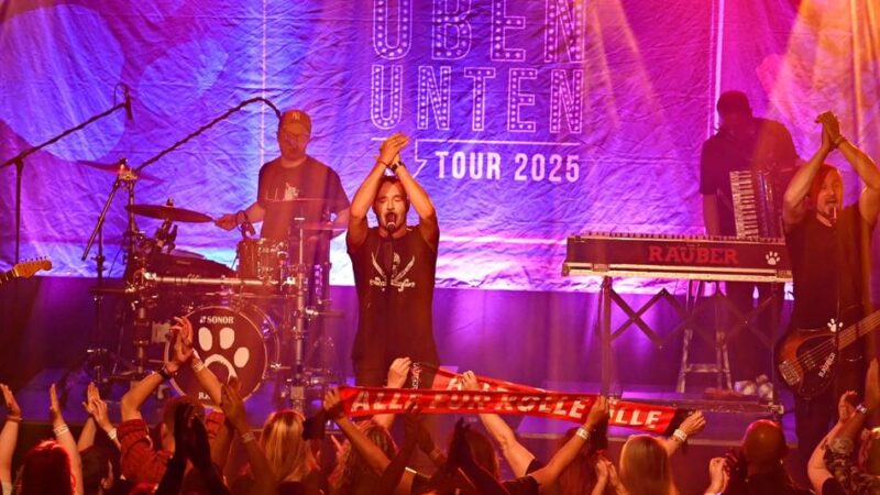 Konzert in Radevormwald zum „Rua Kapaaf“-Jubiläum: „Räuber“ rocken das Bürgerhaus – auch ohne Vorband