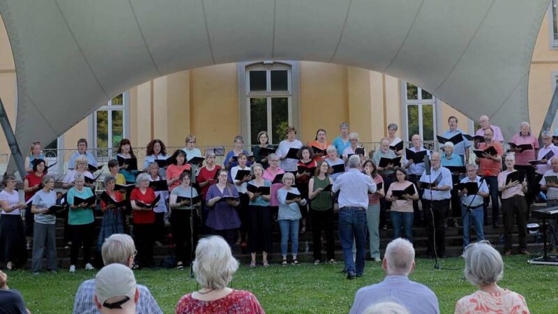 Sommerabend mit Chormusik in Leverkusen: Lieder über die Liebe im Leverkusener Schlosspark