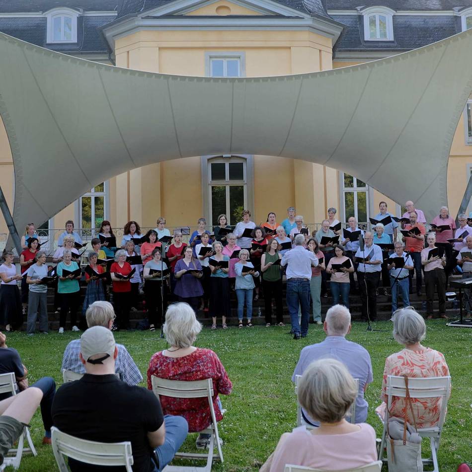 Sommerabend mit Chormusik in Leverkusen: Lieder über die Liebe im Leverkusener Schlosspark