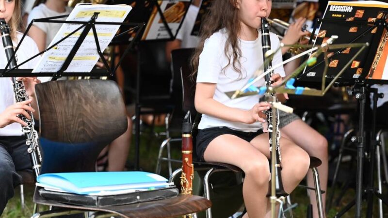 Konzert in Dabringhausen: Blasorchester spielt im Dorfpark groß auf