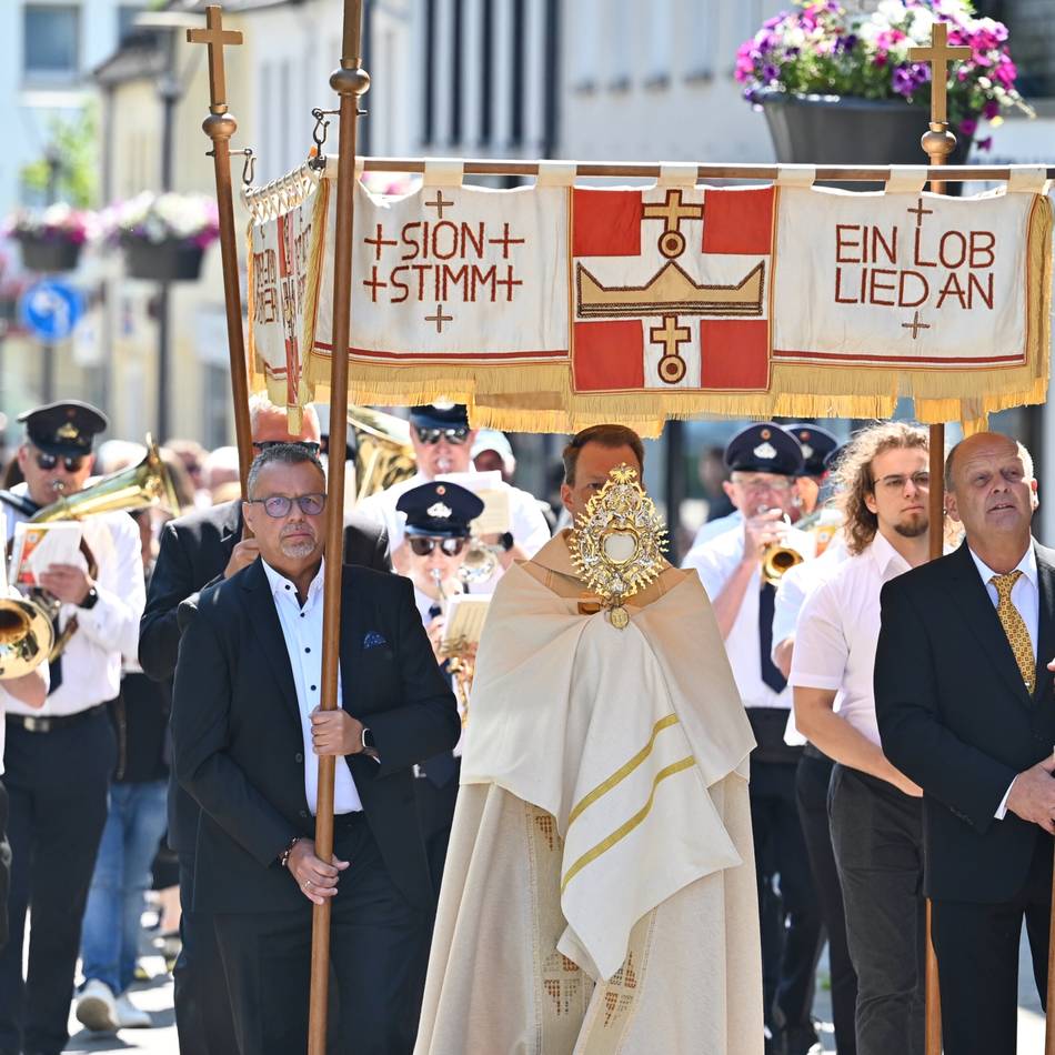 Katholische Kirche in Radevormwald: Prozession zieht zu Fronleichnam