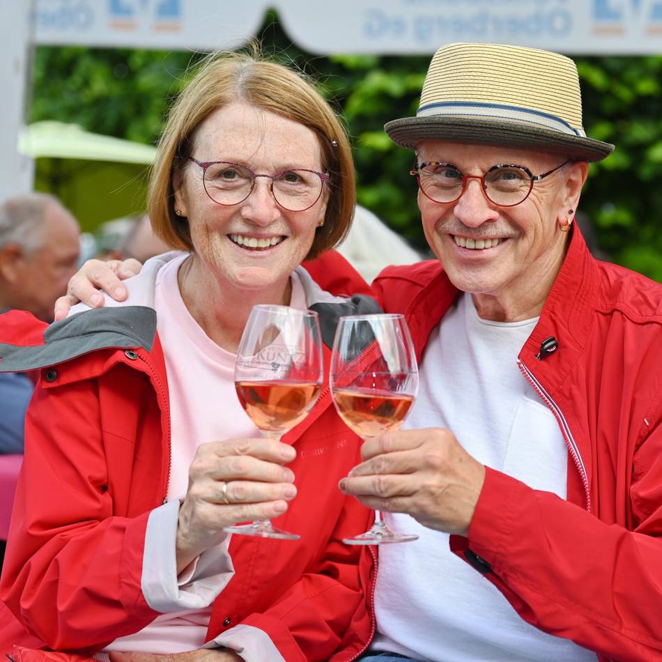 Gelungenes Event in Hückeswagen: Weinfest trotzt Wetter und Standortwechsel