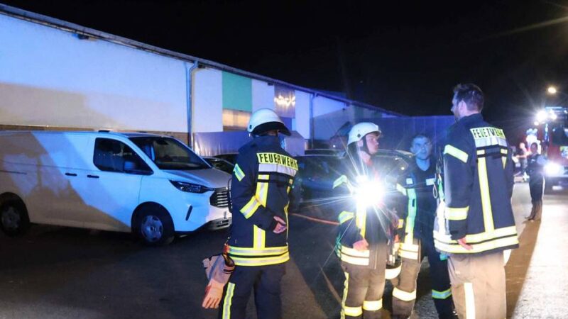 Einsatz in Leverkusen: Feuerwehr löscht Brand in Lagerhalle