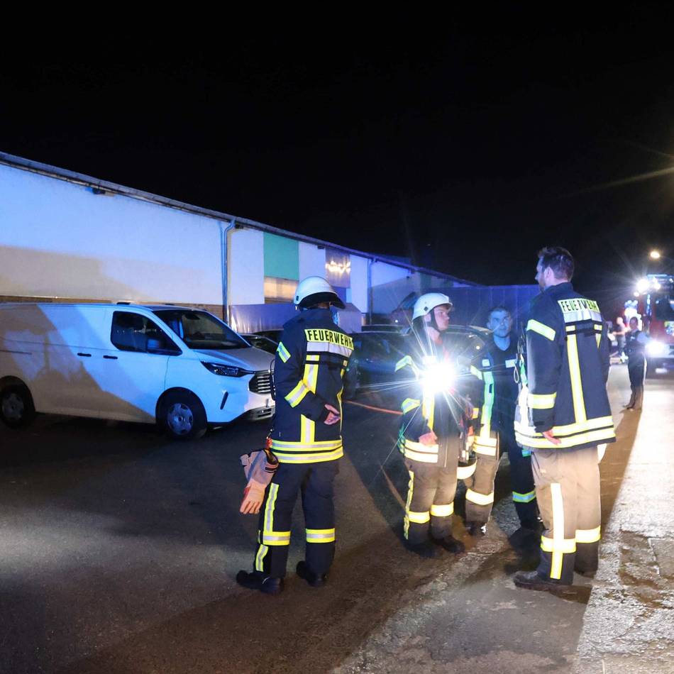 Einsatz in Leverkusen: Feuerwehr löscht Brand in Lagerhalle