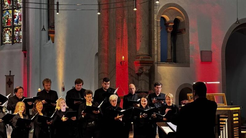 Dirigent begeisterte in Basilika in Dormagen: Rundum glänzendes Pfingstkonzert mit Shawn Kühn