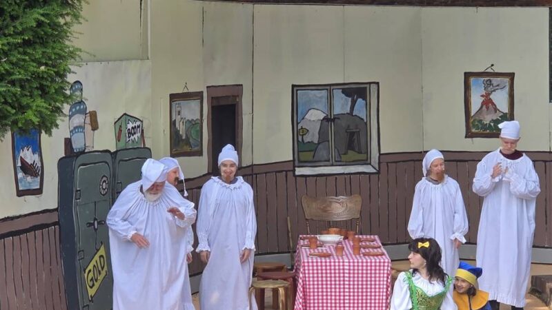 Märchenspiele auf der Zonser Freilichtbühne: Premiere wie aus dem Bilderbuch: „Schneewittchen“ verzaubert