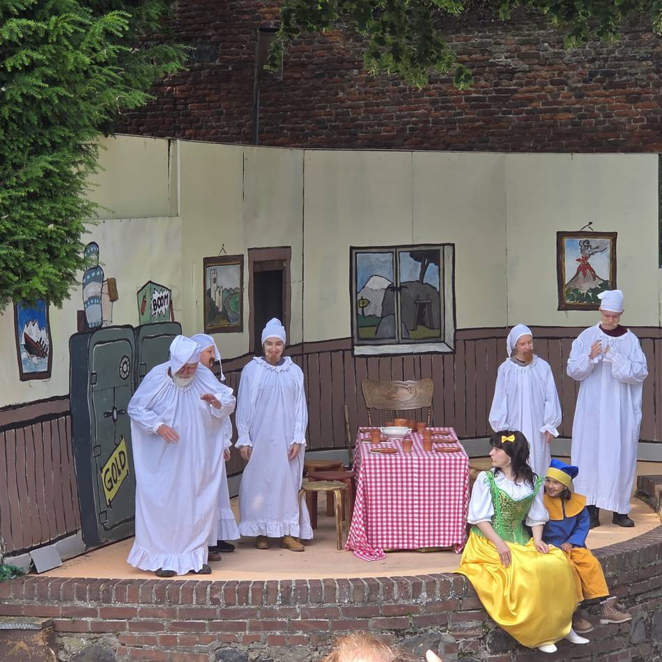 Märchenspiele auf der Zonser Freilichtbühne: Premiere wie aus dem Bilderbuch: „Schneewittchen“ verzaubert