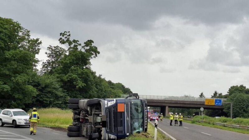 Unfall in Krefeld: Gefahrgut-Lkw umgekippt – Charlottering teilweise wieder freigegeben
