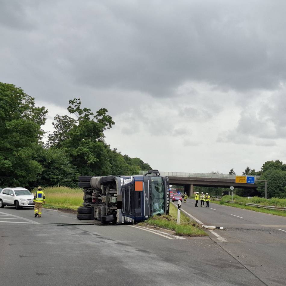 Unfall in Krefeld: Gefahrgut-Lkw umgekippt – Charlottering teilweise wieder freigegeben