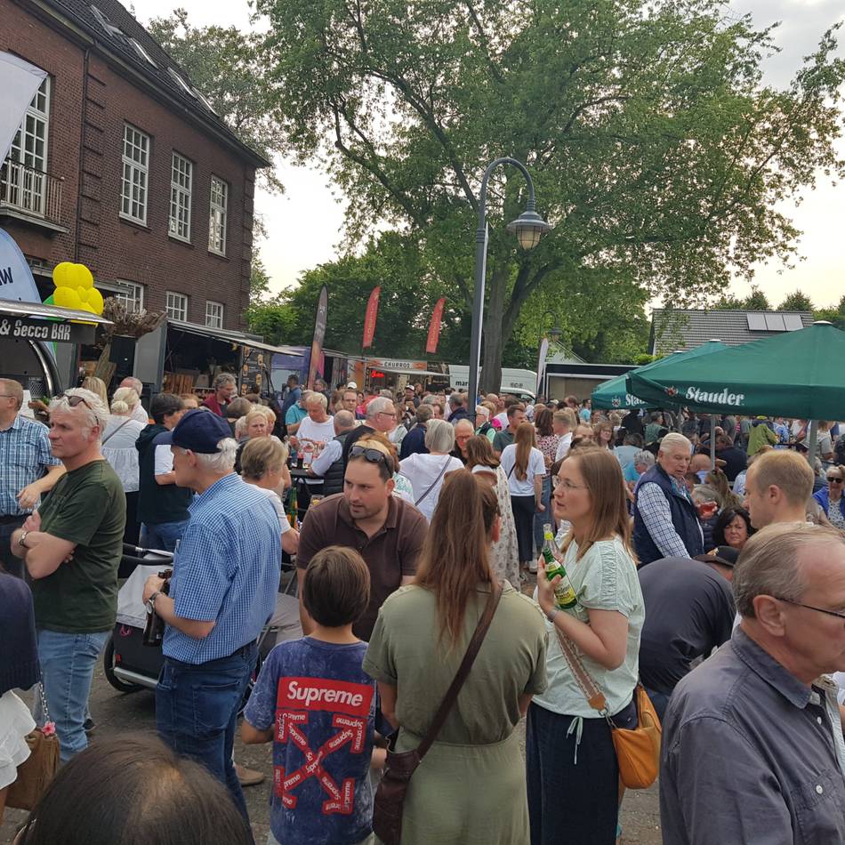 Neues Angebot in Meerbusch: Tausende Besucher beim ersten Feierabendmarkt in Strümp