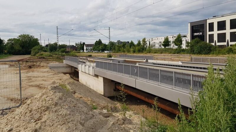 Verkehr in Meerbusch: Arbeiten am Bahnübergang Osterath geraten ins Stocken