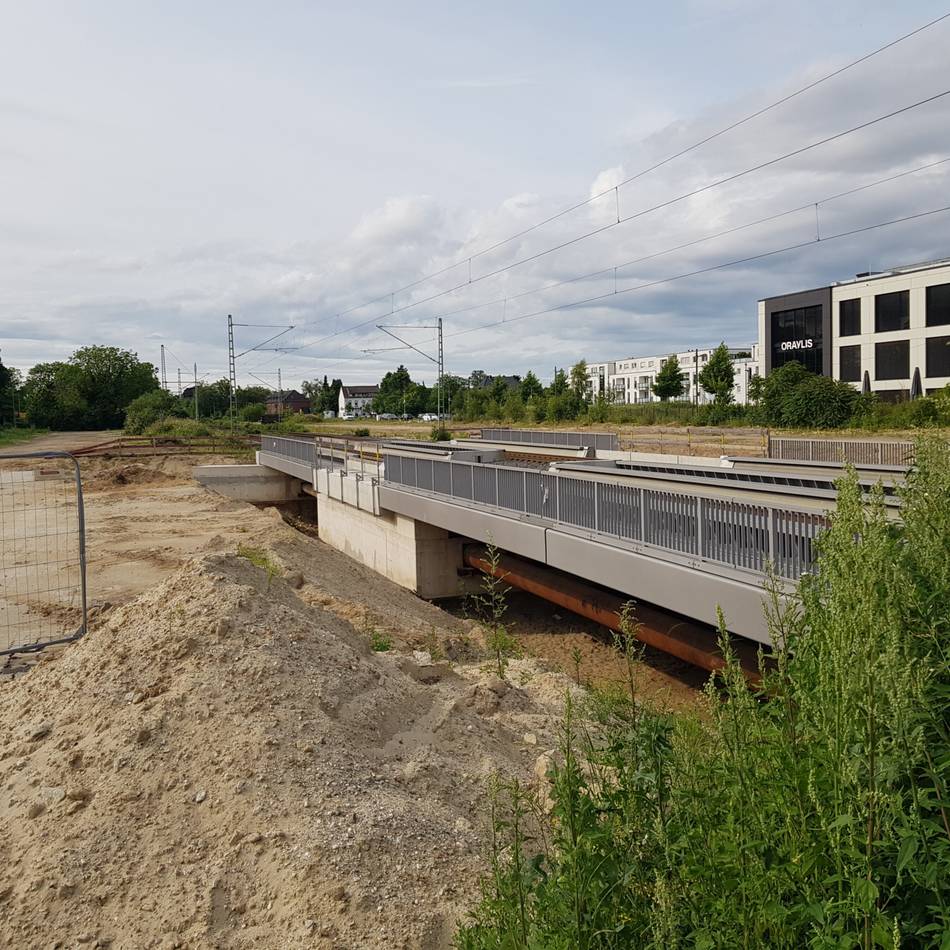 Verkehr in Meerbusch: Arbeiten am Bahnübergang Osterath geraten ins Stocken