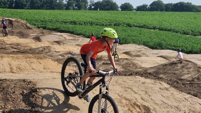 Zahlreiche Kinder bei der Eröffnung: Dirtbike-Strecke für Hetzerath