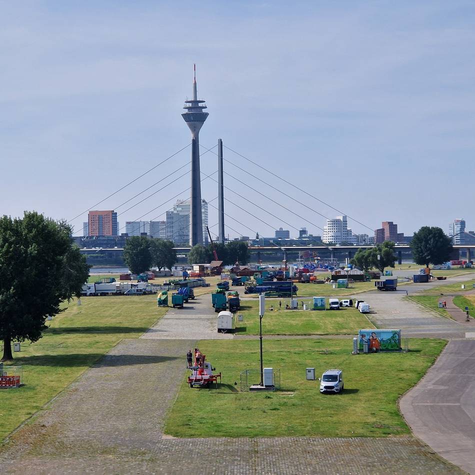 Rheinkirmes Düsseldorf 2025: Aufbau der größten Kirmes am Rhein hat begonnen
