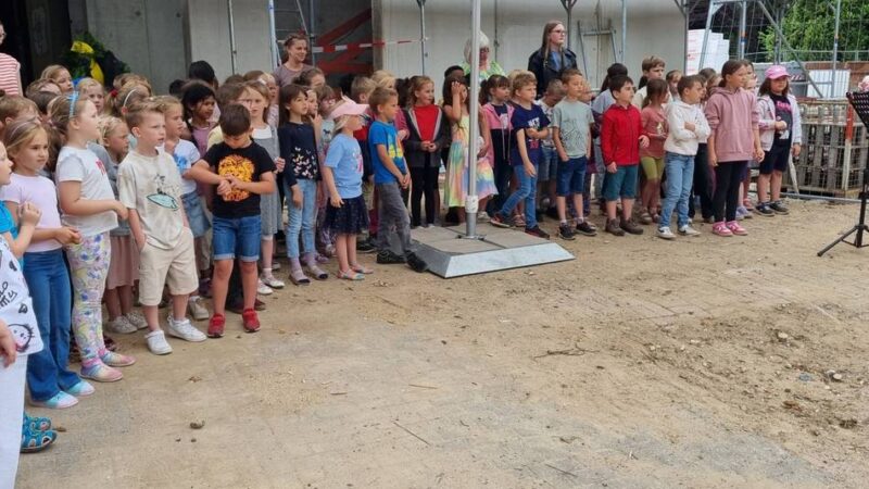 Richtfest in Jüchen: Grundschule wächst weiter – Neubau bis 2027 geplant