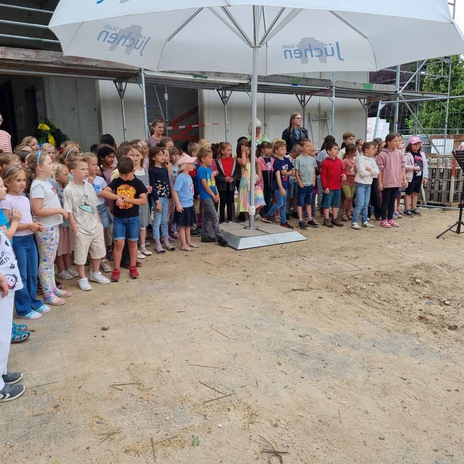 Richtfest in Jüchen: Grundschule wächst weiter – Neubau bis 2027 geplant