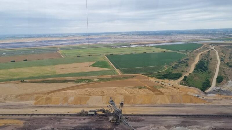 Probleme in luftiger Höhe über Jüchen: Riesiger Wind-Messmast am Tagebau für Piloten kaum zu sehen