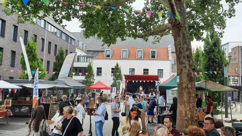 Händler, Imbisswagen und Musik: Schwanenstadtsause 2025 – so feiert Kleve den Feierabend am Rathaus