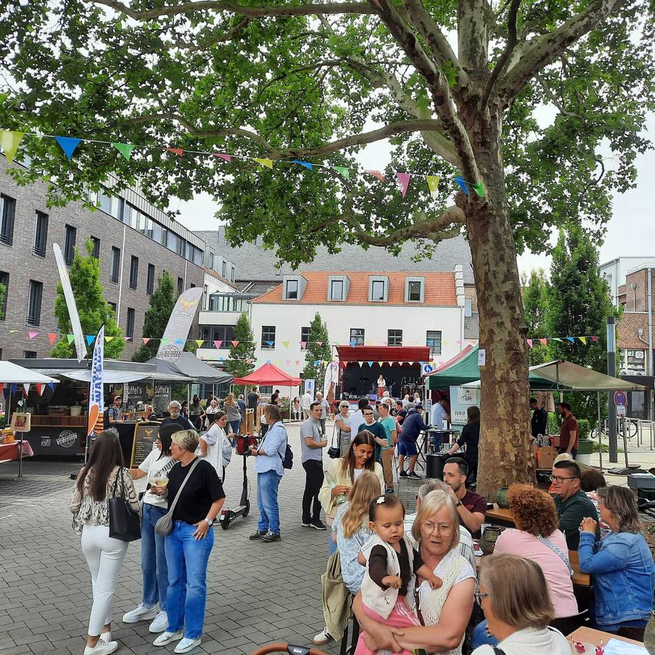 Händler, Imbisswagen und Musik: Schwanenstadtsause 2025 – so feiert Kleve den Feierabend am Rathaus