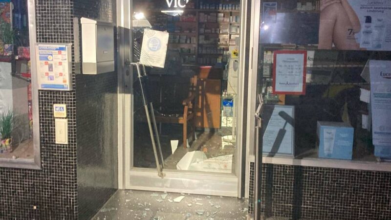 Diensthund und Polizeihubschrauber im Einsatz: Mutmaßlicher Einbrecher kauerte bei Festnahme im Gebüsch auf einem Spielplatz