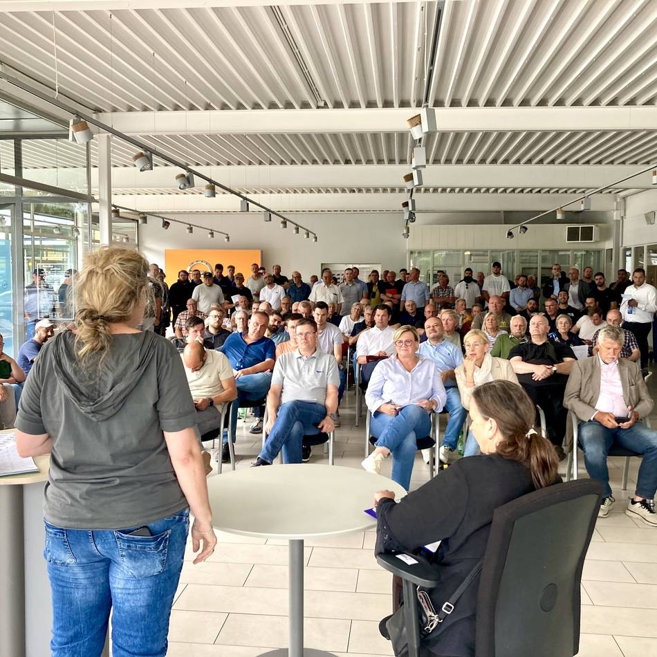 Ehemaliges Autohaus ist insolvent: Run auf Versteigerung bei Lackermann – „Hauptsache, ,Esel Lacky‘ bleibt in Wesel“
