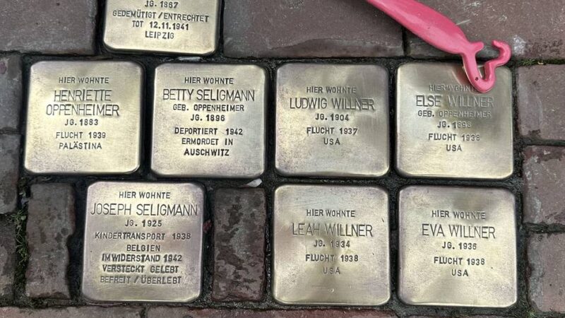 Gegen das Vergessen: Putzaktion für 100 Gocher Stolpersteine
