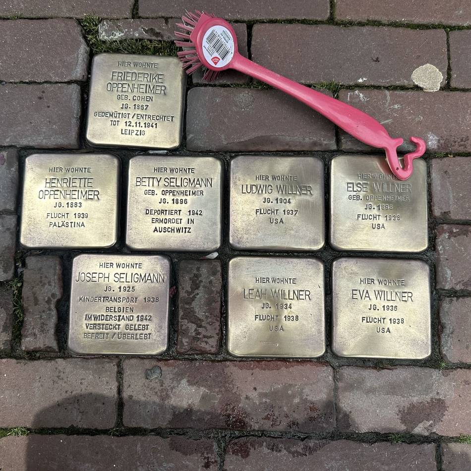 Gegen das Vergessen: Putzaktion für 100 Gocher Stolpersteine
