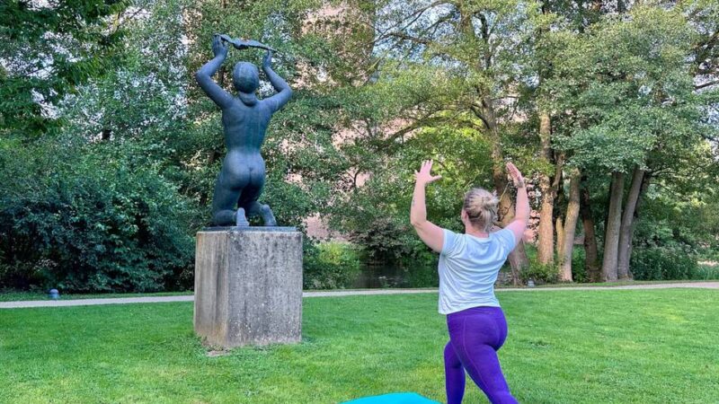 Langer Donnerstag in Moyland: Kunst trifft Körper – Yoga im Skulpturenpark von Schloss Moyland