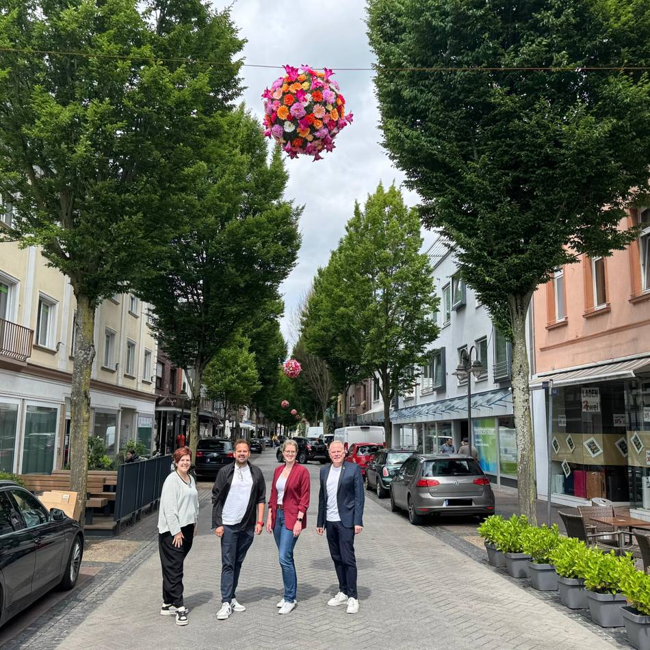 Deko für die Innenstadt: Blumenkugeln erstmals auch in der Hartstraße