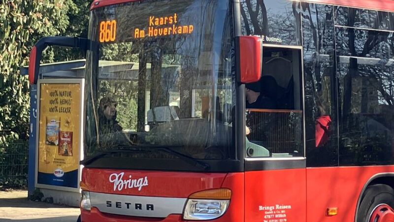 Kaarster Politik klagt über Zustand von Bushaltestellen: „Stadt muss regeln, wie in den Wartehäuschen sauber gemacht wird“