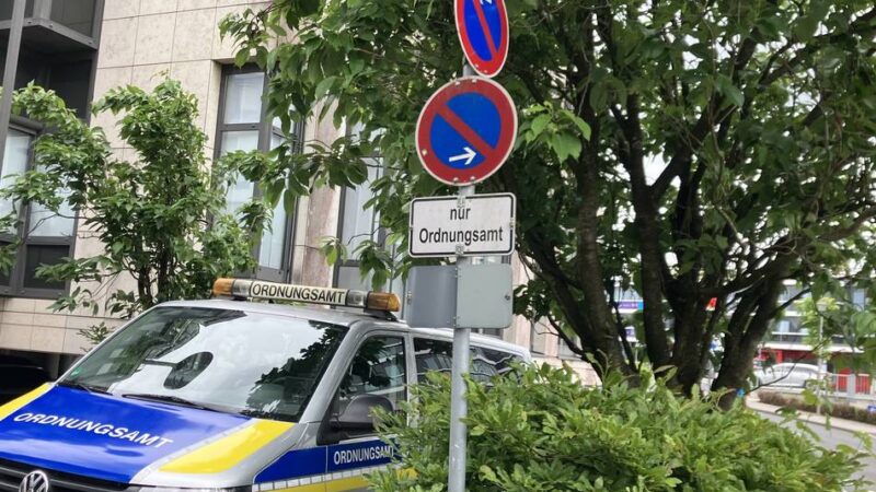 Kurioses Verkehrszeichen in Wermelskirchen: Überflüssiges Halteverbotsschild am Brückenweg entfernt