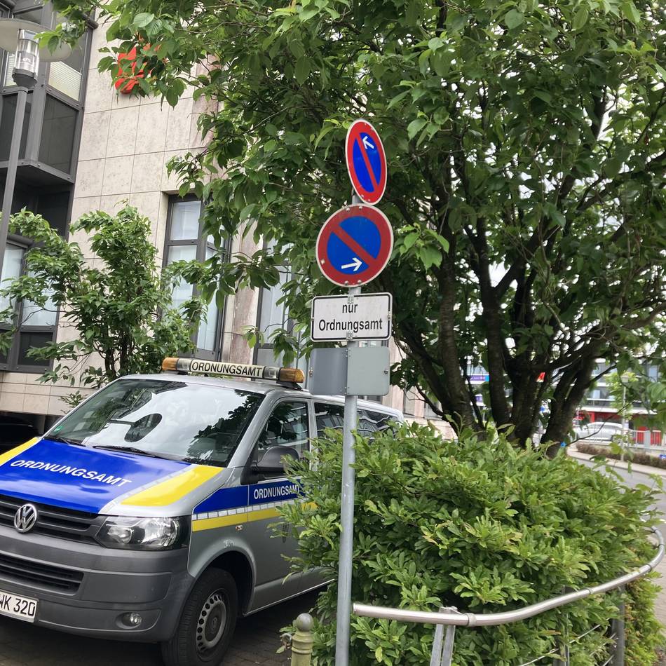 Kurioses Verkehrszeichen in Wermelskirchen: Überflüssiges Halteverbotsschild am Brückenweg entfernt