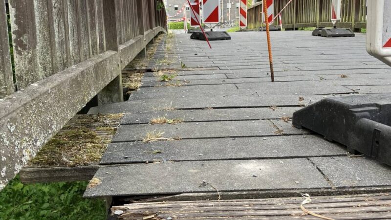 Regiobahn-Haltestelle Kaarster See: Holzbrücke weist Faulstellen auf