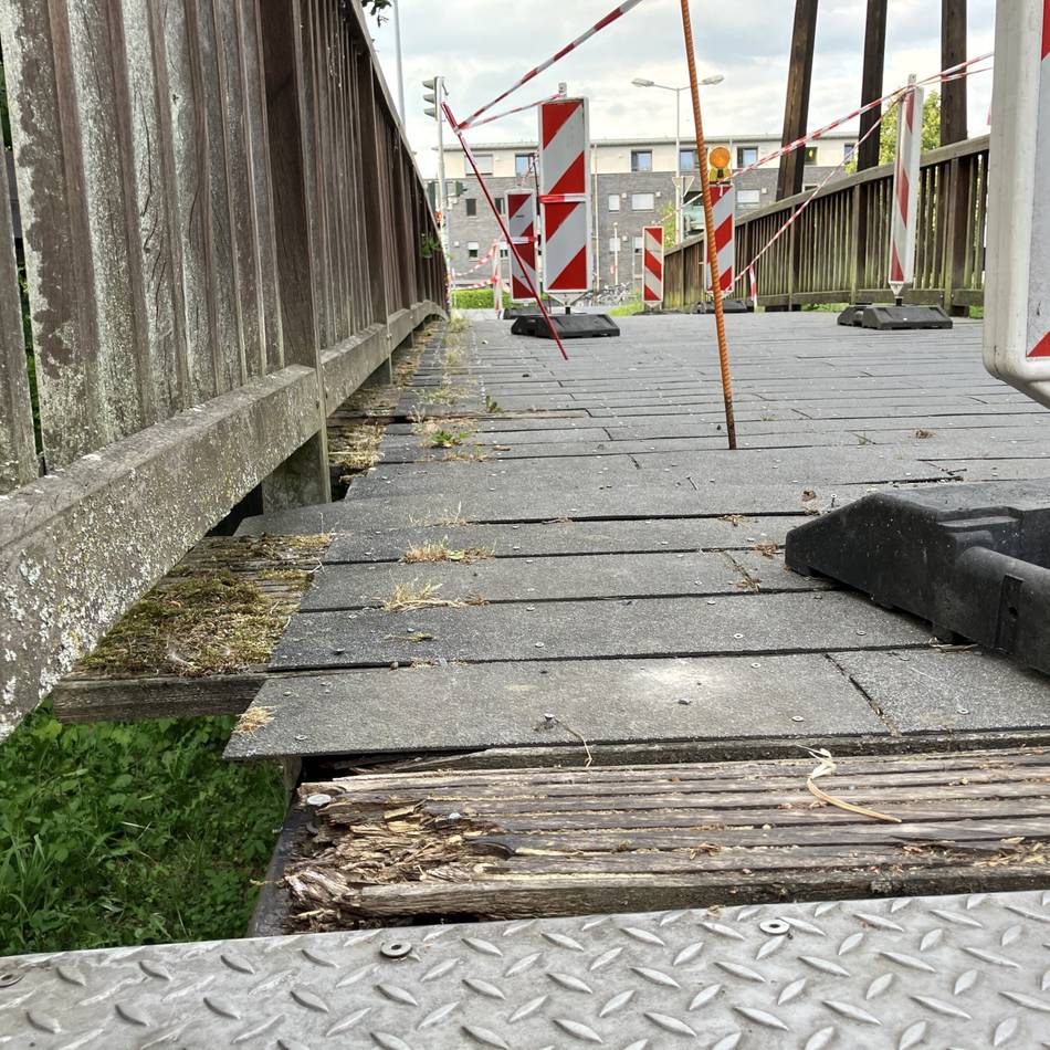 Regiobahn-Haltestelle Kaarster See: Holzbrücke weist Faulstellen auf