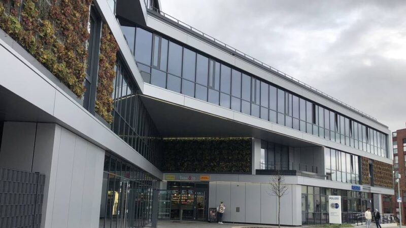 Angriffe in Mönchengladbach: Randalierende Frau spuckt Polizisten an – Betrunkener wirft mit Schuh