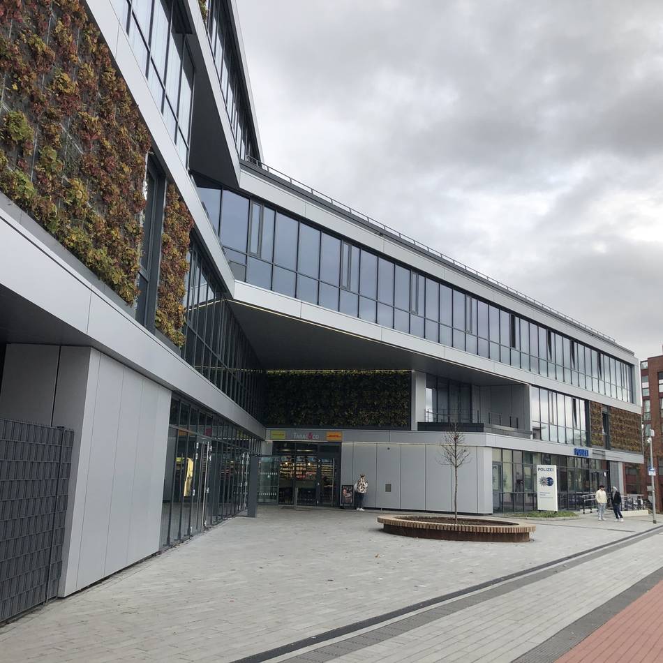 Angriffe in Mönchengladbach: Randalierende Frau spuckt Polizisten an – Betrunkener wirft mit Schuh