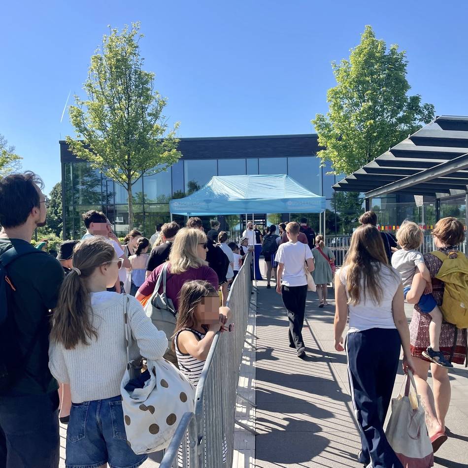 Vor dem Allwetterbad Flingern: Kritik an Online-Tickets für Schwimmbäder – „viele Menschen waren enttäuscht“