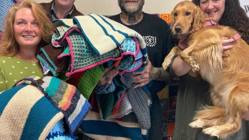 Projekt mit Tierschützer Ralf Seeger: Klever stricken rund 100 Decken für Hunde in Not – „Zeit, Kraft und Geld für die Tiere“