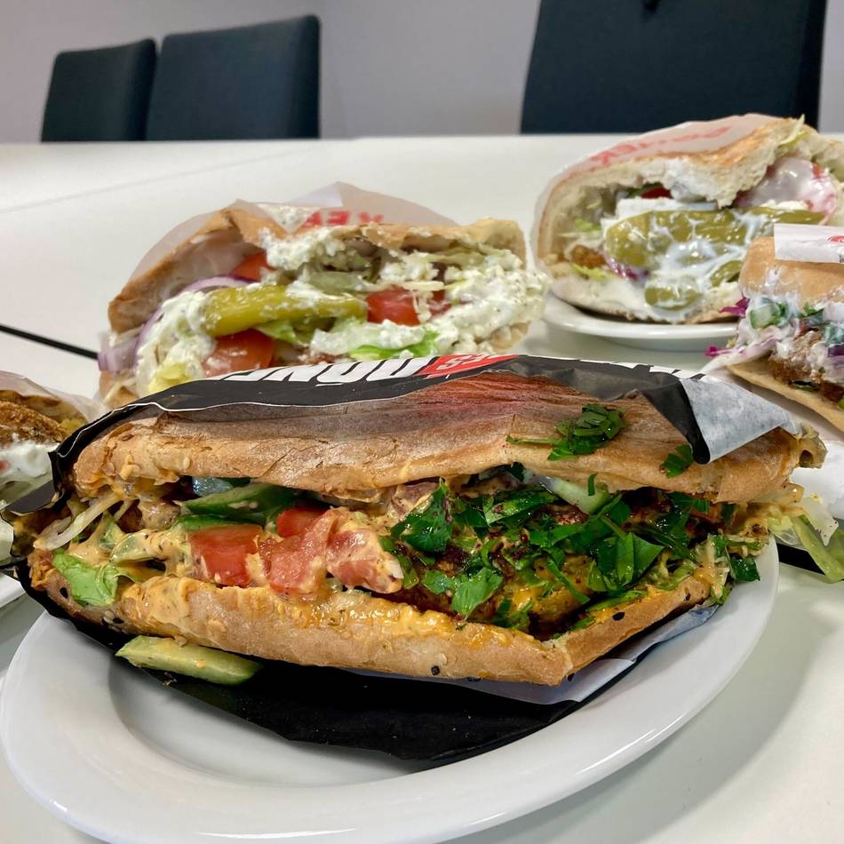 Klever Veggie-Döner im Test 2025: „Geschmacklich blass“ bis „knusprig kross“ – So schmecken Kleves Falafel-Döner