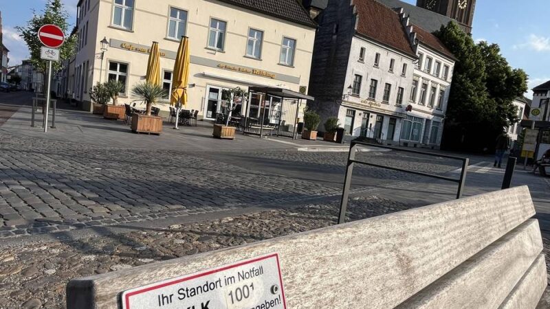 112 plus Koordinaten: Notfallplaketten für Gocher Sitzbänke kommen im Juni
