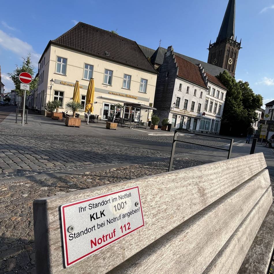 112 plus Koordinaten: Notfallplaketten für Gocher Sitzbänke kommen im Juni