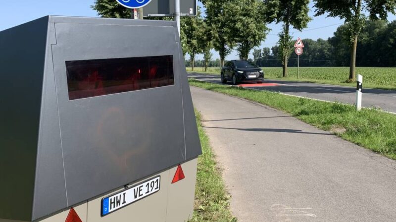 Zwischen Kevelaer und Weeze: Blitzerpanzer und rote Huckel – Kreis rüstet an Unfallkreuzung auf