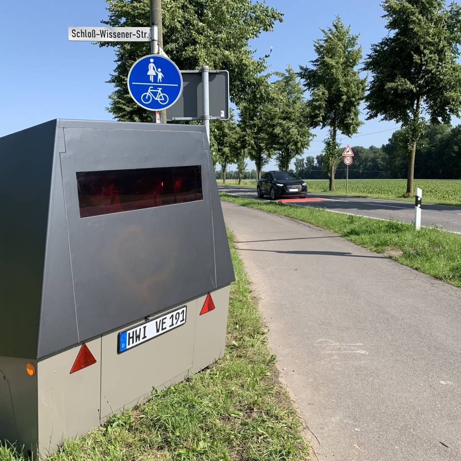 Zwischen Kevelaer und Weeze: Blitzerpanzer und rote Huckel – Kreis rüstet an Unfallkreuzung auf