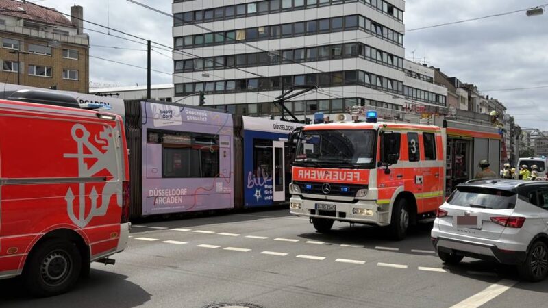 Unfall in Düsseldorf: U-Bahn und Auto zusammengestoßen – Wehrhahn-Linie gesperrt