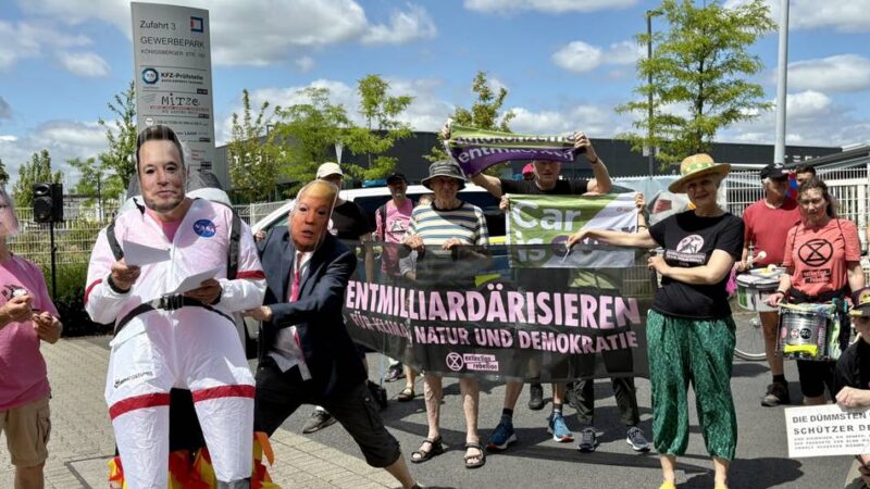 Aktivisten protestieren vor Autohändler: „Wer Tesla kauft, unterstützt Rechtsextreme“