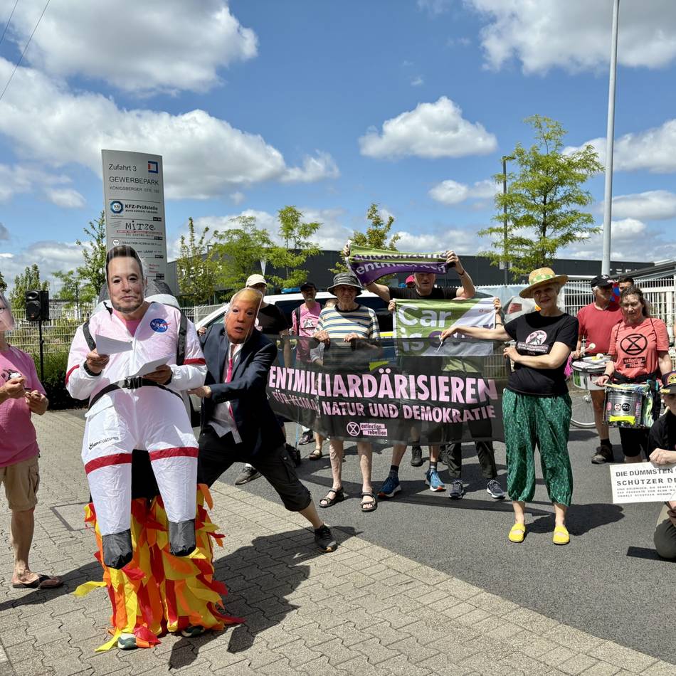 Aktivisten protestieren vor Autohändler: „Wer Tesla kauft, unterstützt Rechtsextreme“