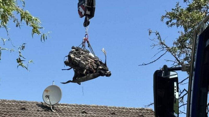 Unglücksstelle in Kleinenbroich: Nach Flugzeugabsturz – Motor des Kleinflugzeugs geborgen