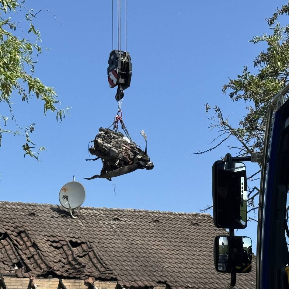 Unglücksstelle in Kleinenbroich: Nach Flugzeugabsturz – Motor des Kleinflugzeugs geborgen