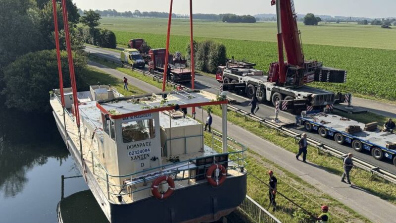 Kran hebt Schiff aufs Wasser: MS Domspatz ist in Xanten angekommen